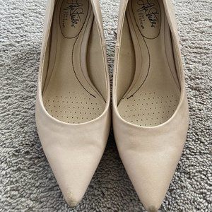 Life Stride kitten heel nude pumps